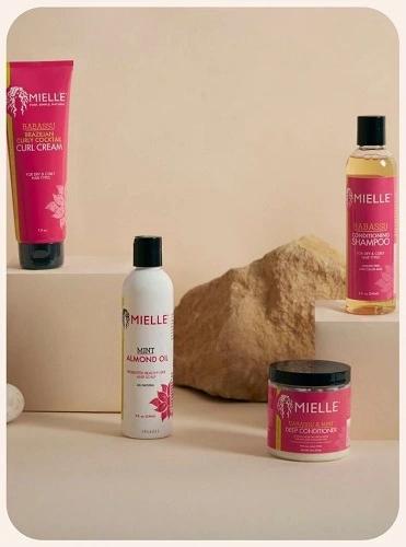 La collection Mielle Essentials rassemble 10 produits qui constituent une gamme idéale pour les cheveux ondulés, frisés et bouclés.