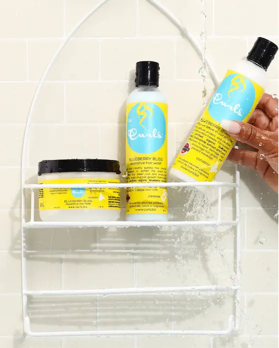 Curls Shampoing Blueberry Bliss Reparative Hair Wash, adoucit, démêle, hydrate et nettoie les boucles. Répare les cheveux abimés, protége de la casse et favorise la pousse et un cuir chevelu sain.
