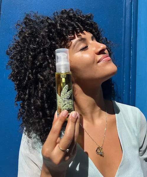 Huile Précieuse Nutritive BIO. Enrichie en Bio-Actif Banane Verte, Huile de thé vert, Huile d'avocat. Elle fortifie, répare, apaise.