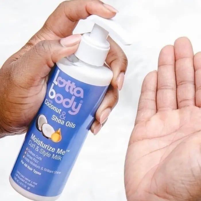 Lotta Body Lait Coiffant "Moisturize Me" Curl & Style Milk Démêle, conditionne et contrôle les boucles en apportant de la brillance.