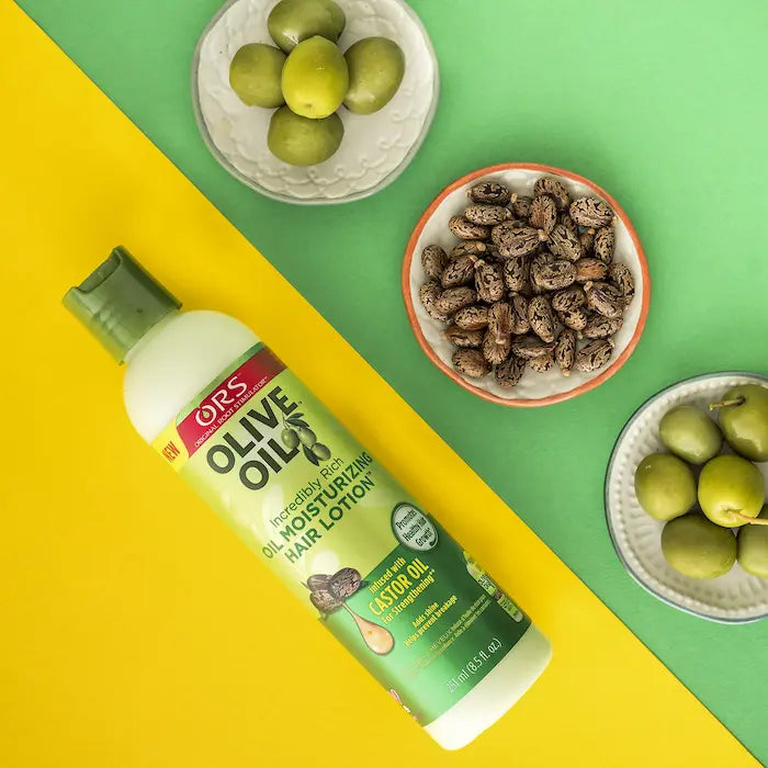 ORS - Lotion Coiffante Olive Oil Flacon 313 ML formulée avec de l'huile d'olive et de l'huile de graines de ricin noir.