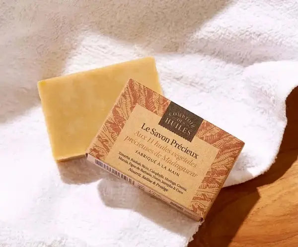 Le savon Comptoir des Huiles aux 11 huiles végétales précieuses de Madagascar contient un taux de surgras exceptionnel de 7%. Il est formulé avec les huiles de Jatropha, Coco, Ximénia, Baobab, Ricin, Calophylle, Moringa, Givotia, Marula, Figue de Barbarie et Neem. Visage et corps. 100G.