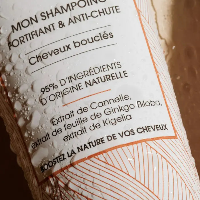 Shampoing Anti-chute Madame La Presidente formulé pour les besoins des cheveux bouclés. A base de cannelle, gingko biloba et kigelia pour favoriser l’ancrage du bulbe capillaire.