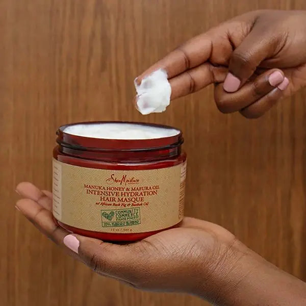 Shea Moisture - Masque intensif Manuka Honey & Mafura Oil pour les cheveux secs. Hyper nourrissant, il restaure et scelle l'hydratation au sein de la fibre capillaire.