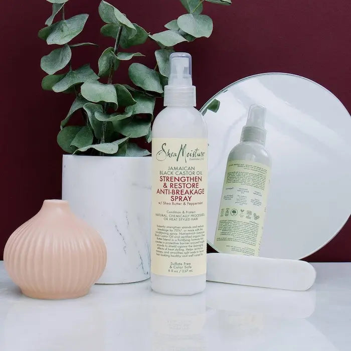 Le Spray Anti-Breakage Shea Moisture Jamaican Black Castor Oil Strengthen & Restore protège contre les effets néfastes du coiffage thermique, aide à et lisse les pointes les fourchues.