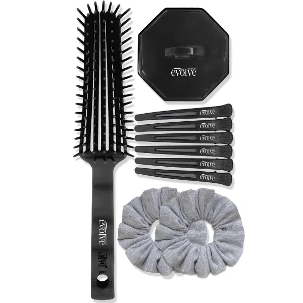 Accessoires indispensables pour réaliser votre coiffure avec brosse démêlante, brosse cuir chevelu, scrunchies et pinces de section.