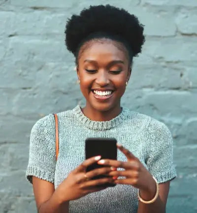 Soins et astuces pour cheveux crépus, bouclés, frisés. Conseils et soins pour peaux noires métissées sur l'application mobile Diouda à télécharger sur Google Play ou App Store.