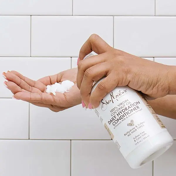 Très léger, ce conditioner apres-shampoing n’alourdit pas vos cheveux et ne laisse pas de film gras. Les boucles sont légères, bien hydratées et assouplies par le cocktail d’huile de coco et d’extrait de gommier blanc.
