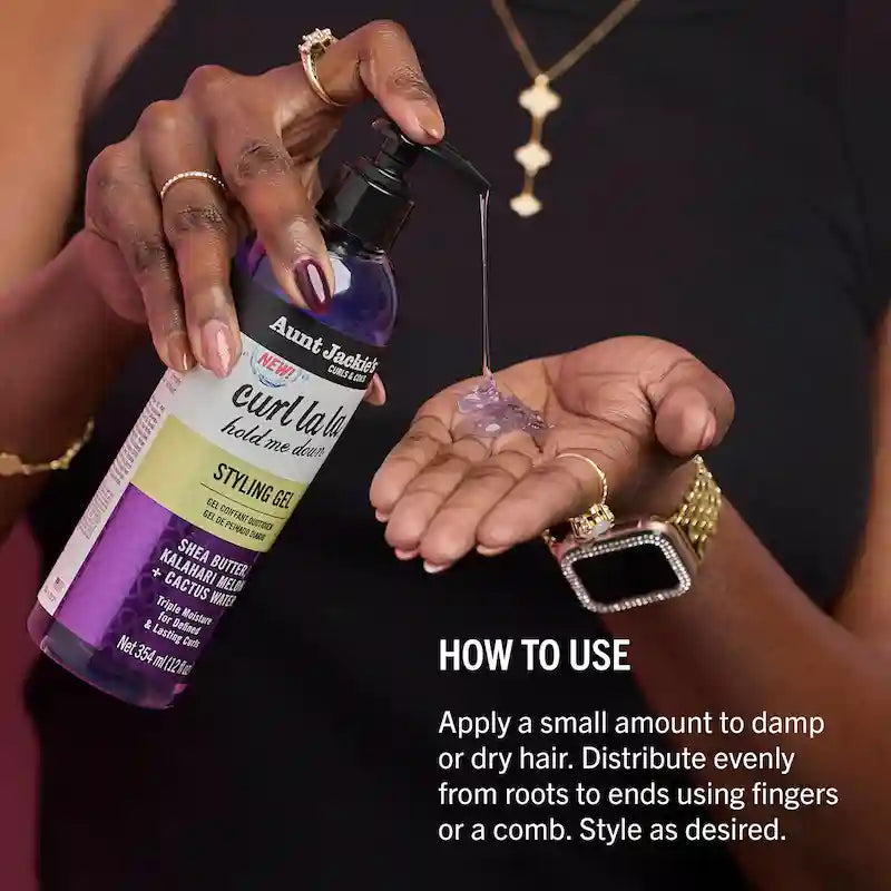 Application du gel coiffant Aunt Jackie’s Curl La La sur cheveux pour définir et fixer les boucles