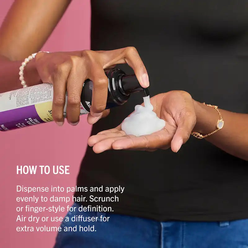 Application mousse coiffante Aunt Jackie’s Curl La La sur cheveux humides pour définir les boucles et donner du volume