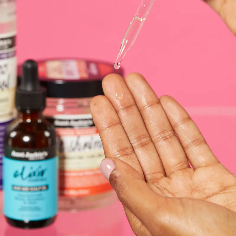 Flacon pipette Elixir Biotine Romarin Menthe Aunt Jackie's à la texture légère, idéale sous coiffures protectrices (tresses, locks) pour rafraîchir le cuir chevelu.