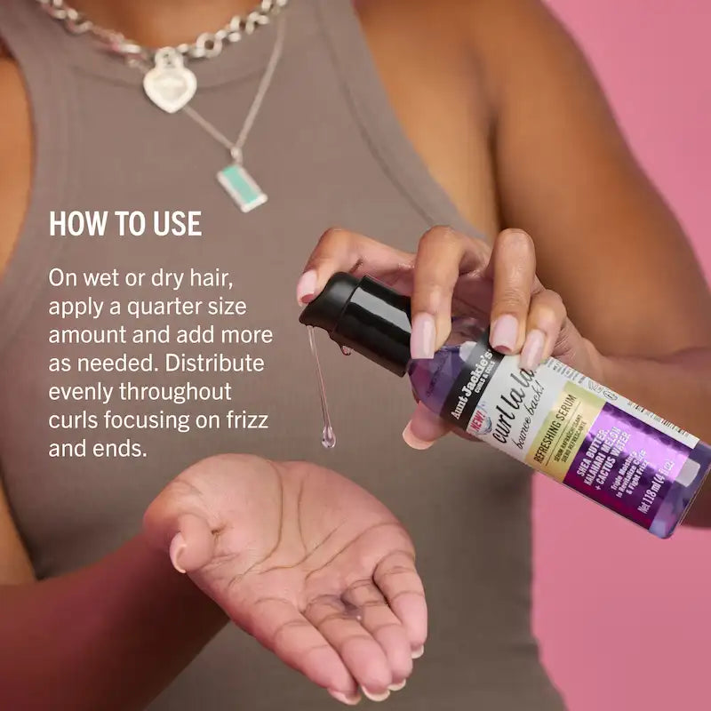 Application du sérum hydratant Aunt Jackie’s Curl La La sur cheveux pour redéfinir les boucles les jours suivants le shampoing