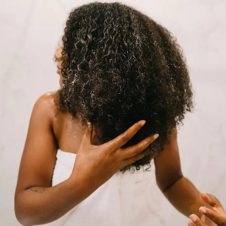 Ahovi cosmetiques -  Bain d’Huile soin profond, renforce vos cheveux dès la première utilisation. Flacon 150 ml