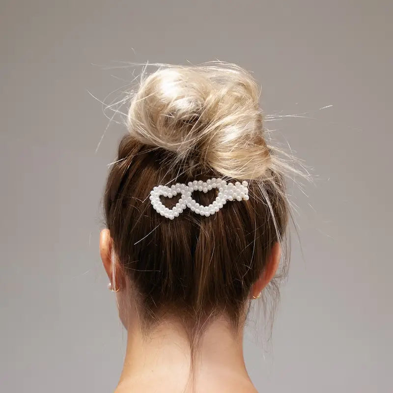 Barrettes dorées en forme de 2 coeurs perlés blancs pour attacher vos mèches rebelles pour un chignon