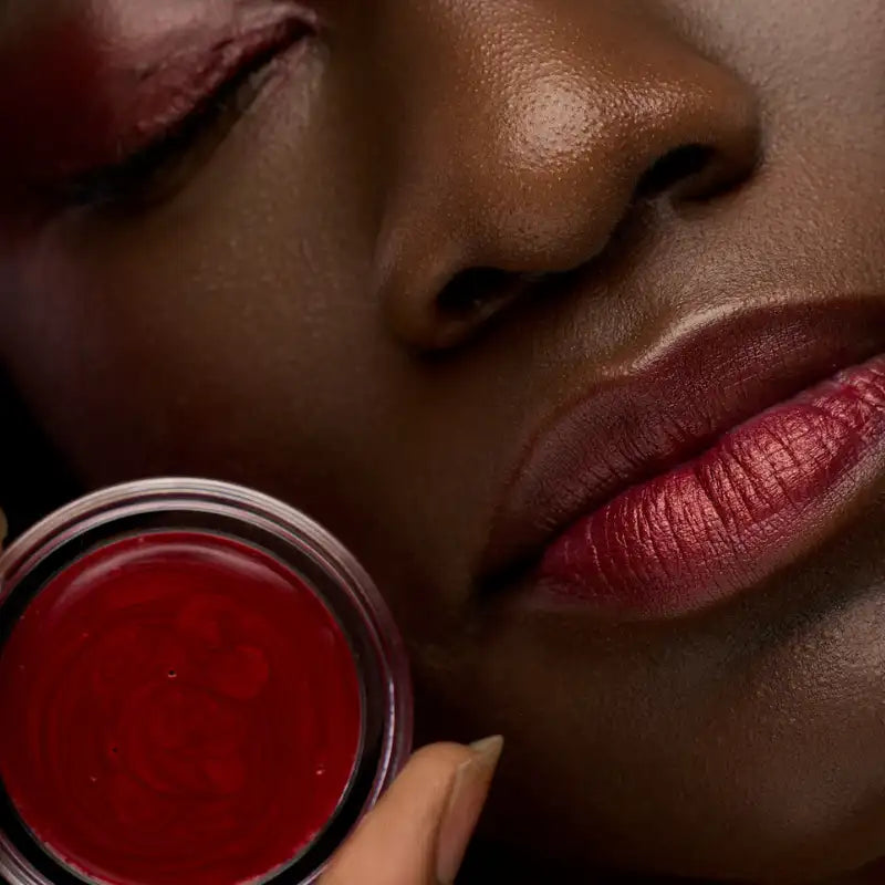 Baume à lèvres teinté Rosa Wuré – rouge terre intense – maquillage naturel pour lèvres et joues sur peaux foncées