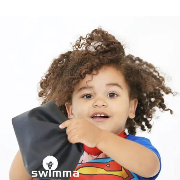 Bonnet de bain noir pour bébé Swimma idéal pour préserver les cheveux afro du chlore.