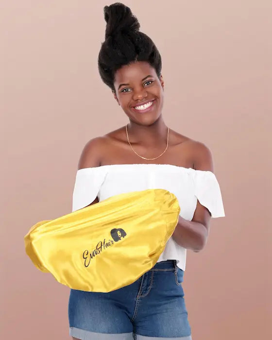 bonnet en satin de polyester réversible et ajustable avec elastique réglable. 31,5cm de diamètre.