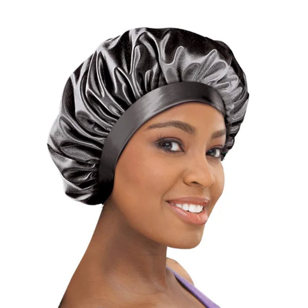Bonnet satin noir Stay On Satin Cleaner Longer pour cheveux bouclés, protégeant la coiffure pendant la nuit.