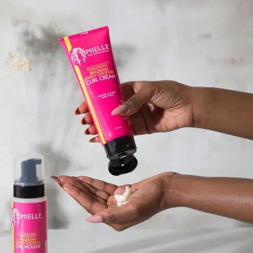 Mielle Organics Brazilian Curly Cocktail Crème Coiffante Curl Cream pour définir les boucles.