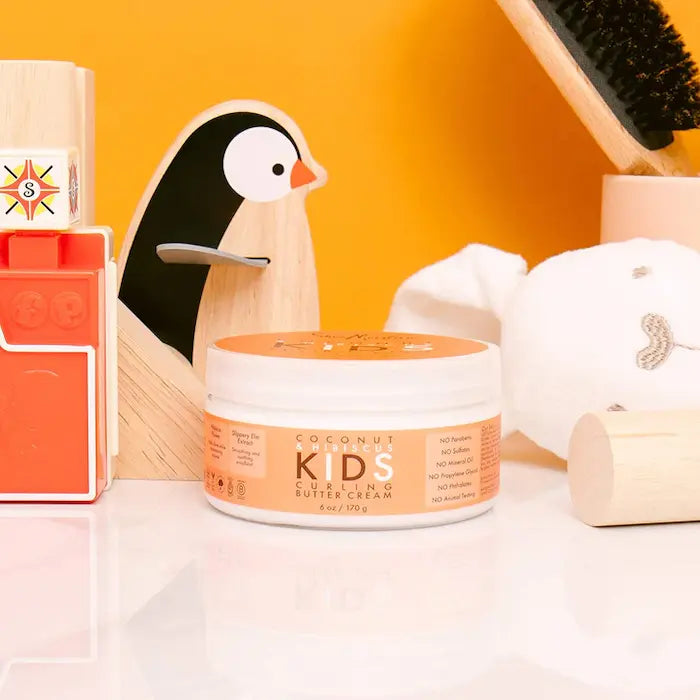 Crème Soin coiffant Enfant Anti-frisottis formulée pour les petites chevelures frisées ou crépues les plus sèches et les plus déshydratées.