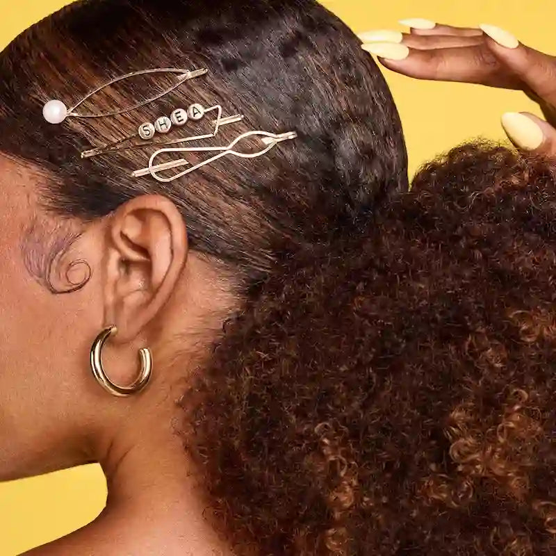 Gel coiffant Shea Moisture avec finition sans effet carton sur cheveux crépus frisés