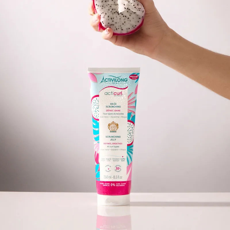 Gelée capillaire hydratante à l'aloe vera à texture crémeuse pour un maximum de soin sur cheveux secs bouclés, frisés, ondulés