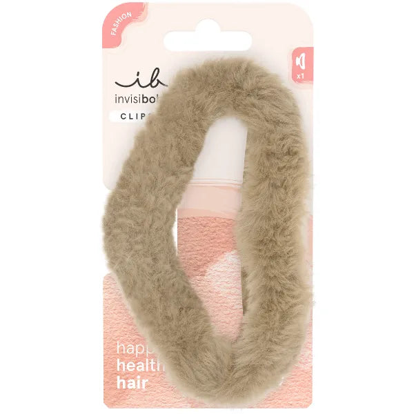 Grande pince à cheveux Invisibobble en fausse fourrure marron – accessoire doux et tendance pour attacher les cheveux épais ou tressés.