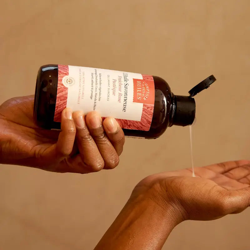 Appliquez à la main ou avec un gant de toilette, l'huile de douche Comptoir des Huiles lavent la peau même sensible avec douceur.