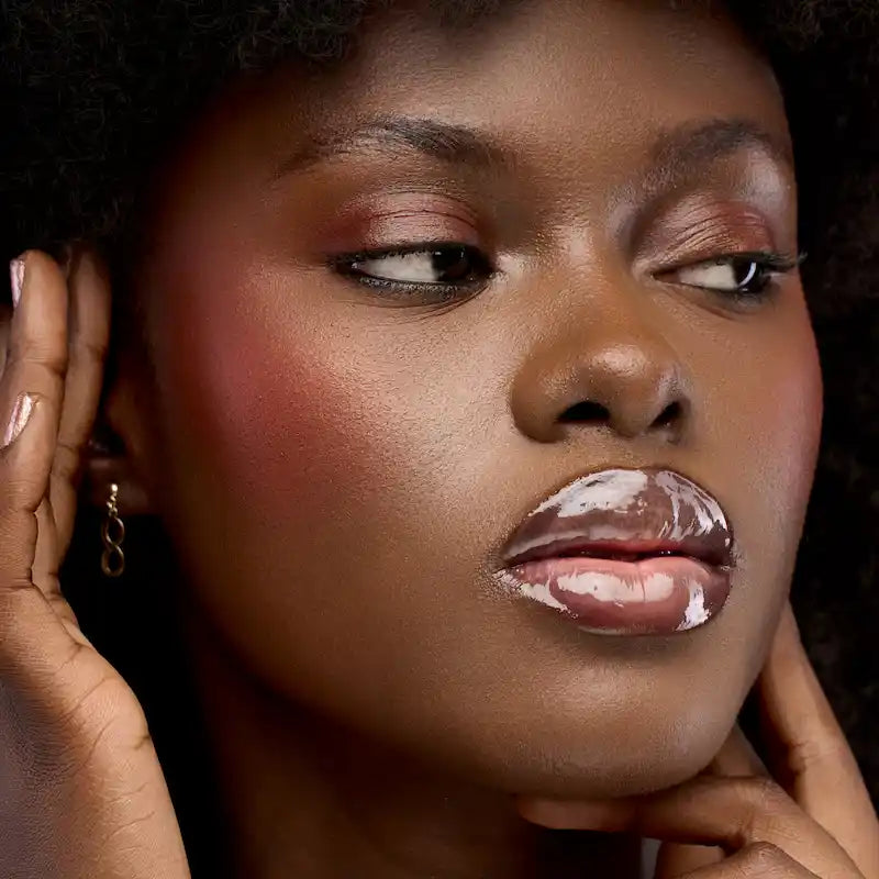 Soin lèvres teinté marron Wuré, enrichi en huiles végétales pour brillance et confort sans effet collant.