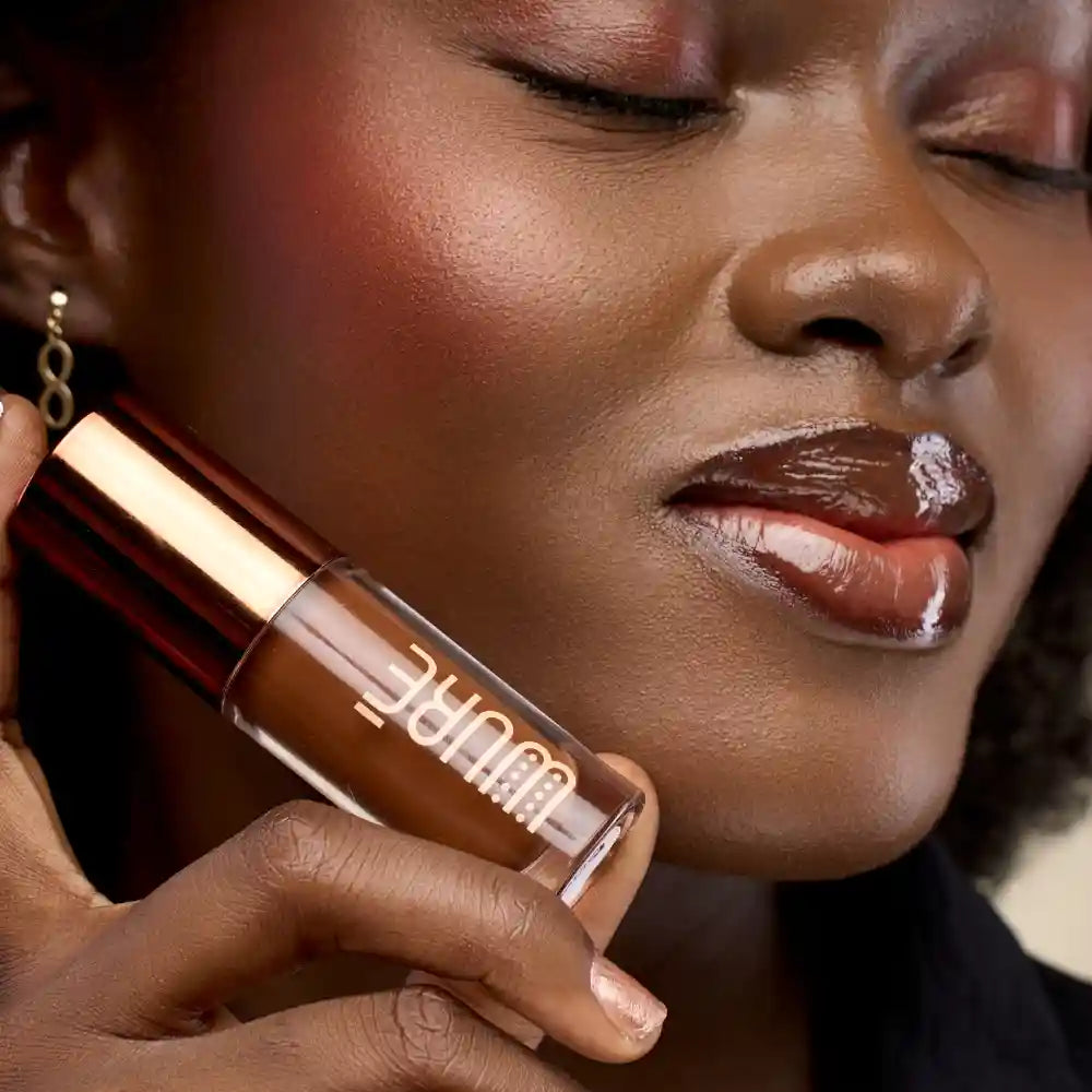 Soin lèvres teinté Wuré Café Touba, formule 99 % naturelle à base d’huile de ricin et d’argan.