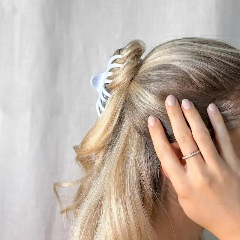 Femme sportive portant la pince Invisibobble Marathon Runner - coiffure stable pendant l'entraînement