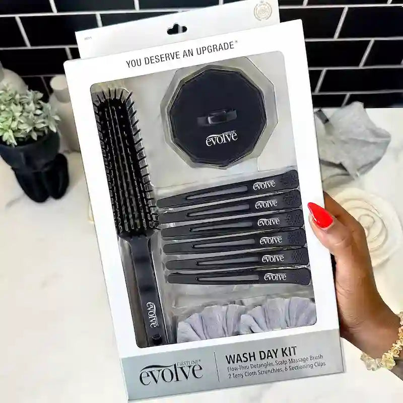 Accessoires pour routine capillaire complète : brosses, chouchous et clips pour cheveux bouclés ou crépus.