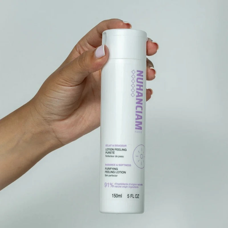 Adaptée aux peaux sensibles, la Lotion Peeling Pureté Nuhanciam est sans rinçage et s'applique le soir.