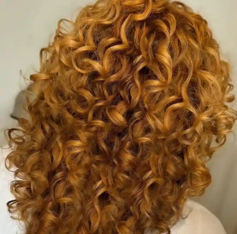 Mousse coiffante pour définir de belles boucles rebondies et brillantes sans effet carton - Curly Ellie