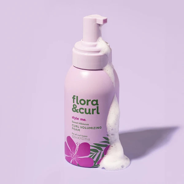 La Mousse coiffante Flora & Curl apporte du volume, du corps et de la texture aux cheveux et laisse vos boucles rebondies et parfaitement définies
