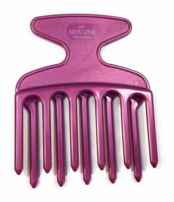 Le peigne Afro Pick New Line est fabriqué à la main en ébonite. Antistatique et d’une grande solidité, il résiste à la chaleur.