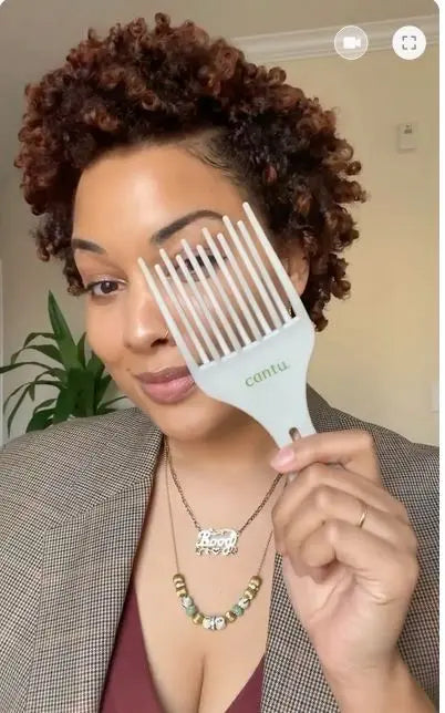 peigne afro à double rangée pour soulever les racines et ajouter du volume cheveux bouclés, frisés, crépus.