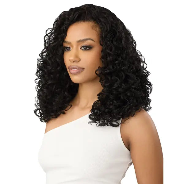 Susannah est une perruque demi-tête mi-longue bouclée curly en couleur noir de chez Outré collection Quick Weave