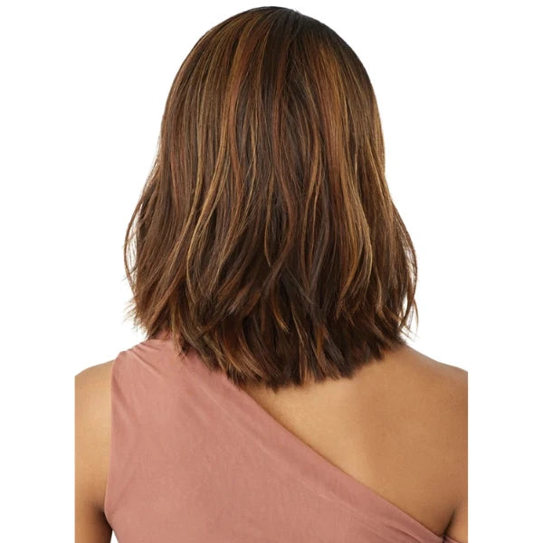 Adelina, une perruque HD sans colle, courte avec une coupe bob présentée dans la couleur chocolate Outré hair