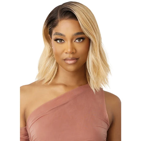 Perruque blonde HD sans colle avec une coupe courte Outré Adelina