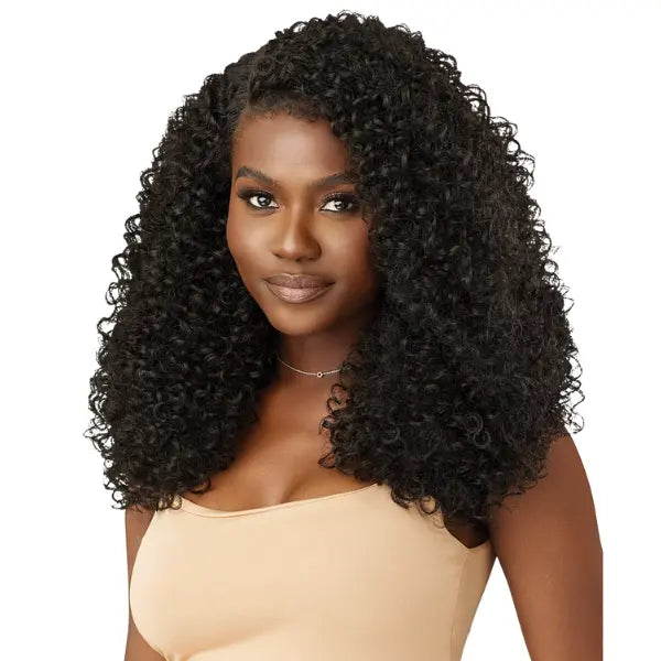 Perruque kinky curly confectionnée avec une lace HD transaprente et des baby hair afro pour un rendu naturel et sans démarcation.