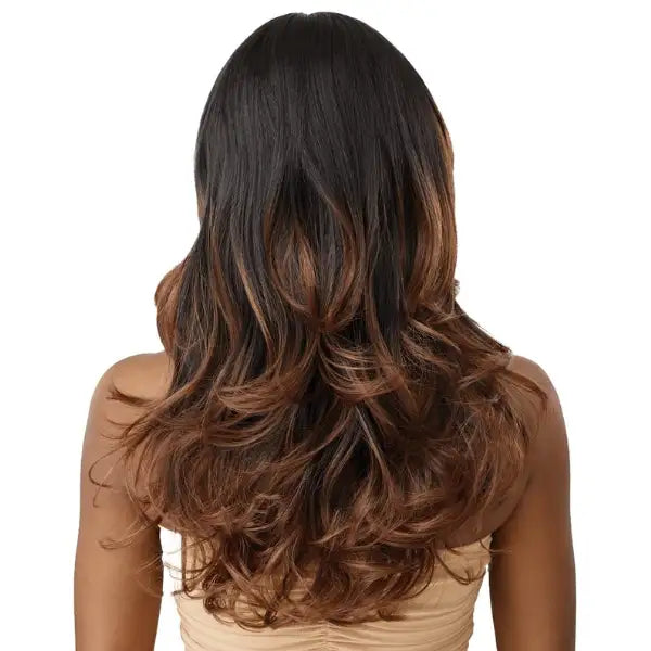 Perruque ondulée Lace Front HD wavy chocolate Outre Brenae
