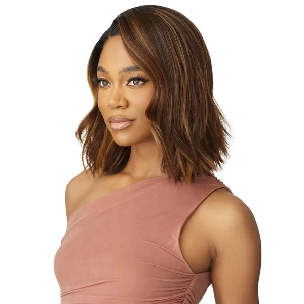 Adelina, une perruque HD sans colle, courte avec une coupe bob présentée dans la couleur chocolate Outré hair