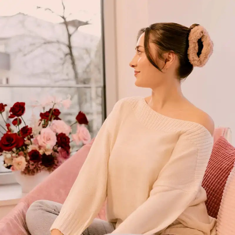 Pince à cheveux en fausse fourrure marron style cocooning et tendance, idéale pour l’automne/hiver ou à la maison