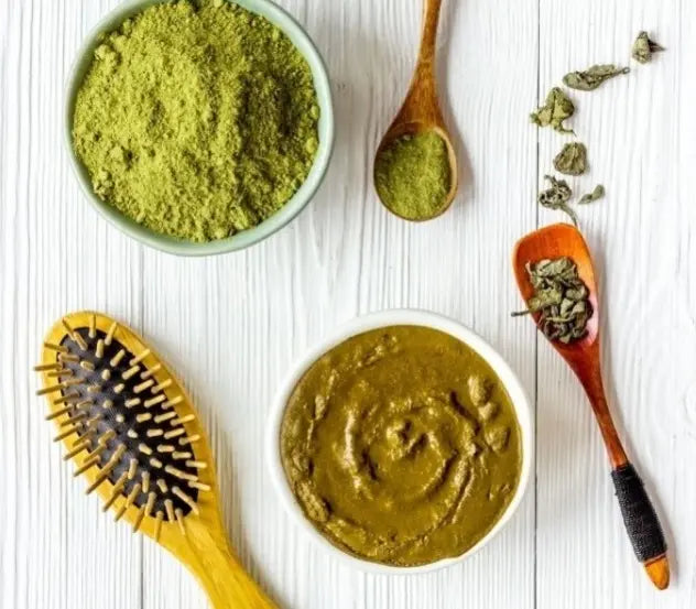 La poudre de Henné Radico est récoltée manuellement en Inde notamment au Rajasthan. Pur et sans aucun additif, ce Henné est 100% végétal et certifié bio. Il respecte pleinement l’équilibre des cheveux et colore sans danger.