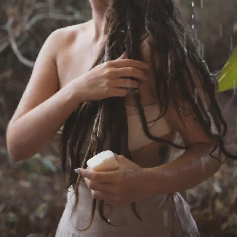 Nettoyer les locks chaque semaine avec le shampoing solide Raw Roots sans sulfate à base de vinaigre de cidre