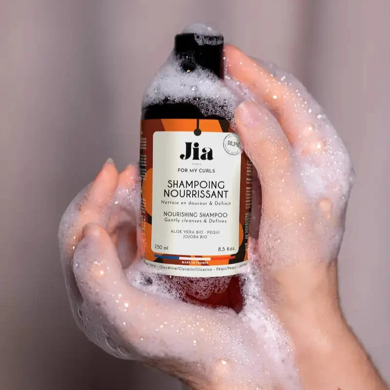 Shampoing nourrissant Cheveux Secs Bouclés à crépus à l'Aloe vera BIO Jia Paris pour plus de brillance et légèreté.