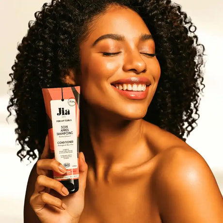 Démêle efficacement et nourrit les cheveux crépus frisés bouclés secs avec une formule composée de 97,3% d'ingrédients d'origine naturelle