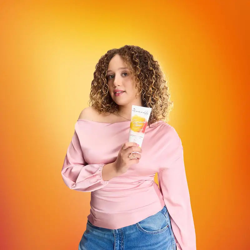 Shampoing antipelliculaire Les Secrets de Loly apaise les irritations et limite l'apparition de pellicules sur le cuir chevelu 200ml