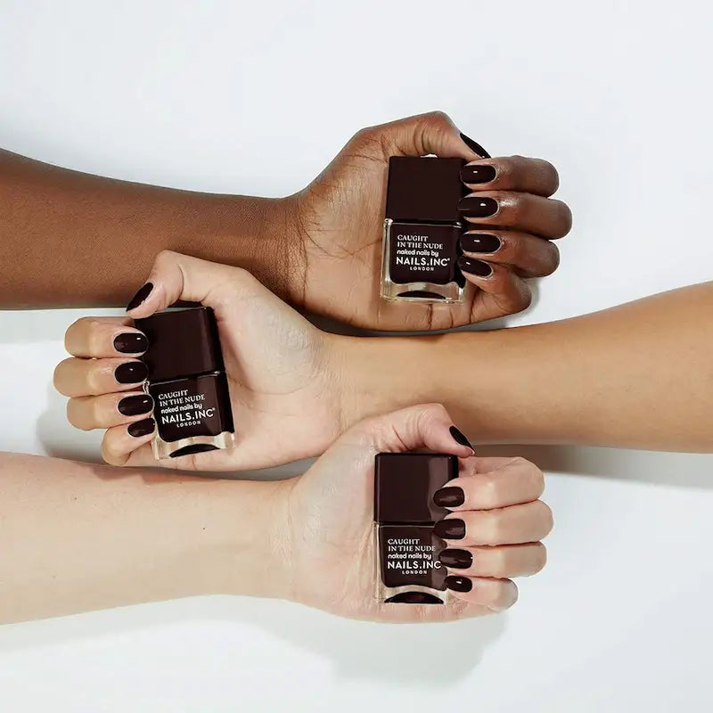 Vernis à Ongles Marron très foncées brillant sur peau noire, mate, métissée